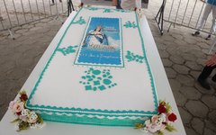 Um grande bolo também foi feito para comemorar a festa da padroeira