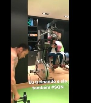 [Vídeo] De cueca, Neymar malha ao som de rap, enquanto Marquezine fica ao celular