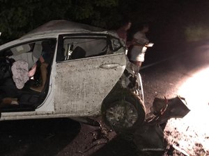 [Vídeo] Homem fica presos às ferragens após acidente de carro em Branquinha