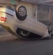 Carro capota e deixa apenas danos materiais no bairro Santa Lúcia, em Maceió