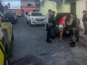 Policiais do 14º  BPM, Polícia Civil e Ronda Municipal de Messias recuperam veículo furtado no centro da cidade; carro foi localizado no Benedito Bentes