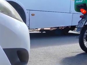 Suspeito de roubo é linchado por populares e se esconde debaixo de ônibus no Jacintinho