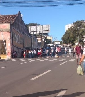 Familiares de reeducandos realizam novo protesto e trânsito no Centro fica parado