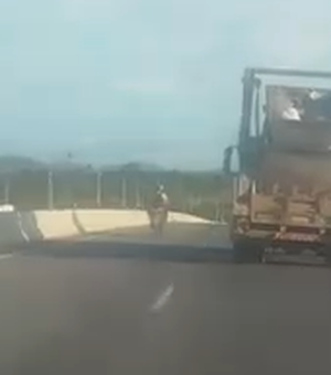 [Vídeo] Motorista flagra lixo sendo transportado de forma irregular na AL-115