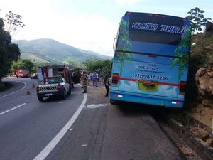 Motorista morre e passageiros se ferem em acidente com ônibus de MG no RJ