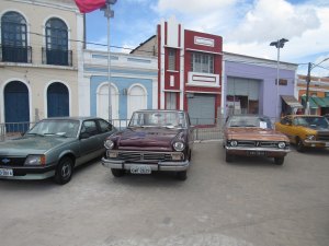 Proprietários de veículos clássicos e antigos participam de encontro em Penedo