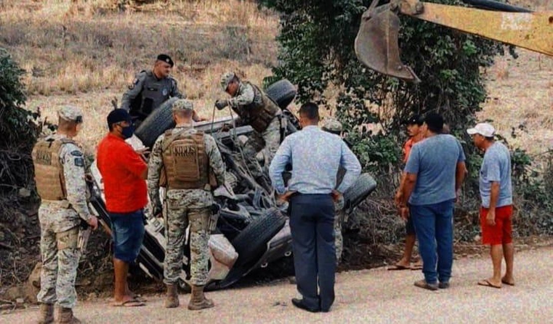 [Vídeo] Viatura da Polícia Militar se envolve em acidente e tomba em estrada no Sertão