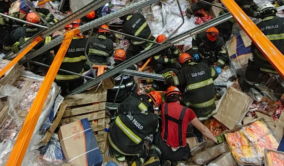 Prateleira com 80 toneladas desaba sobre funcionário de atacadista em SP