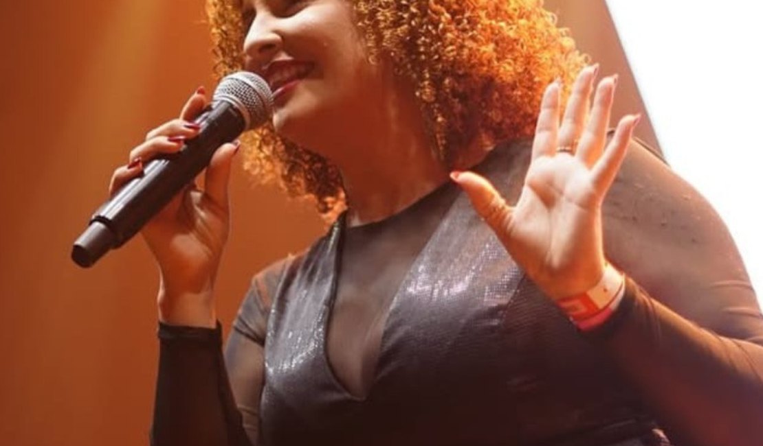 Dona Flô desabafa no palco durante São João de Arapiraca após ser interrompida por banda Magníficos