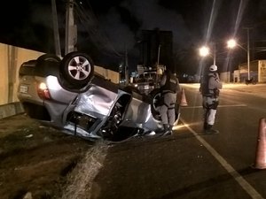 Acidente no Jacintinho entre carro e caminhão deixa um ferido