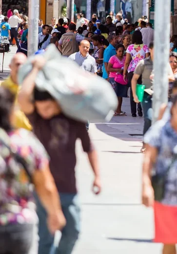 Comércio fecha e shoppings funcionam em horários especiais no feriado em Alagoas