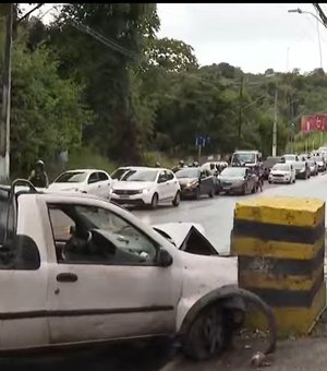Carro perde controle, bate em mureta e bloqueia parte da Av. Leste-Oeste
