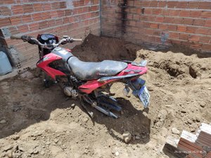 Moto roubada é descoberta enterrada no quintal de uma residência em Porto Real do Colégio