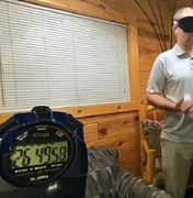 Homem quebra próprio recorde ao fazer malabarismo vendado por 32 minutos