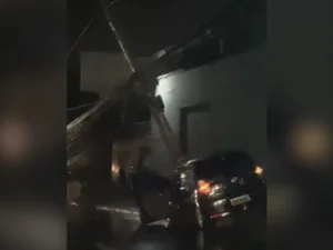 [Vídeo] Mulher colide carro contra poste na Avenida Governador Afrânio Lages, em Maceió