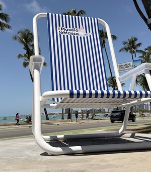 Cadeira Gigante ganha vida nova com estrutura repaginada na orla de Ponta Verde