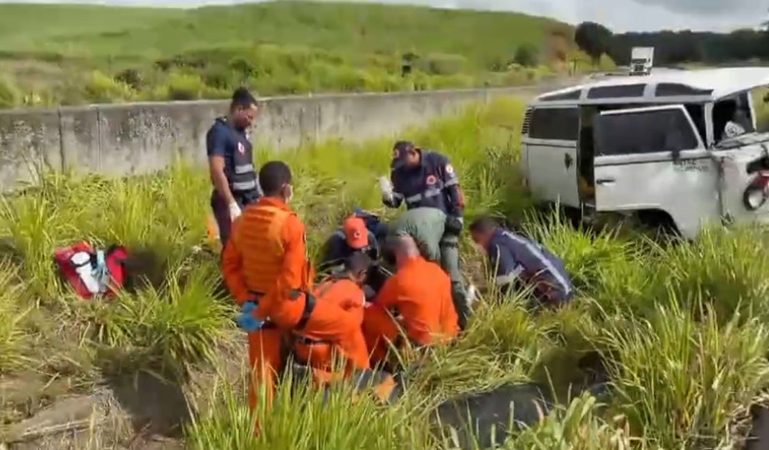 Motorista é resgatado de helicóptero após Kombi capotar na BR-101, em Messias