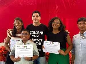 Jovens de Maragogi recebem certificado de formação em inglês