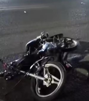 Colisão entre carro e moto deixa homem ferido na AL-101 Norte em Paripueira