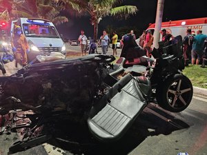 Carro bate contra coqueiro e deixa uma pessoa morta e outra presa às ferragens no Pontal da Barra