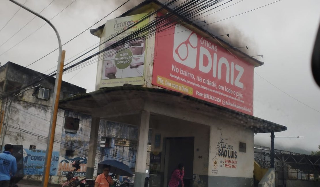 Curto-circuito em rede elétrica causa princípio de incêndio em lava jato na Avenida Muniz Falcão