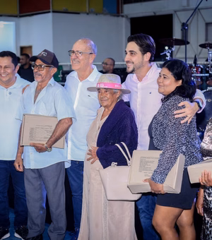 Prefeitura de Penedo distribui kits escolar para estudantes da EJA