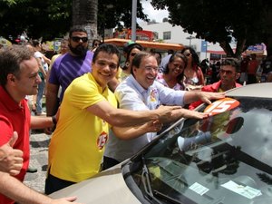 Nezinho realiza adesivaço no Centro de Arapiraca; sábado também conta com reuniões e caminhada