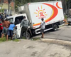 Caminhão de transportadora fica preso em buraco na Ladeira da Moenda, em Maceió