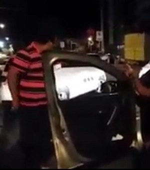 Taxistas bloqueiam passagem de Uber e ocupantes são obrigados a descer de veículo