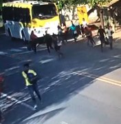 [Vídeo] Imagens mostram passageiros fugindo de assalto a ônibus em Maceió 