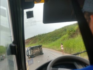 Condutor perde o controle e carro capota em Porto Calvo