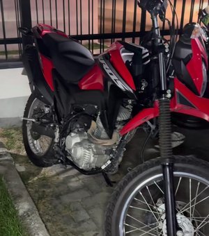 Casal tenta sair sem pagar tapioca na orla e acaba preso com moto roubada em Maceió