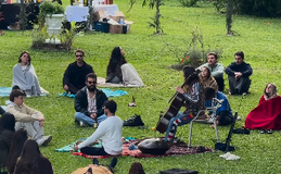 Jovens promovem encontro sem celulares para incentivar conexão presencial