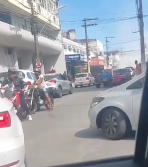 [Vídeo] Carro pega fogo e deixa trânsito lento no Centro de Maceió