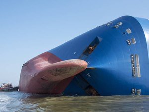 Navio será partido ao meio com 4 200 carros zero quilômetro dentro dele