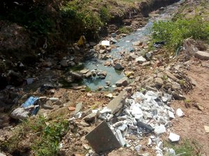 [Vídeo] Moradores reclamam de ruas esburacadas em Arapiraca