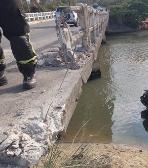 [Vídeo] Van cai de ponte após colidir com carro na AL-101 Norte, em Maceió