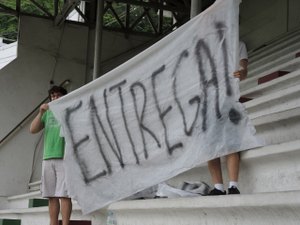 'Entrega' e 'Eu escolhi te rebaixar': trio pede que Flu prejudique o Vasco