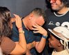 [Vídeo] João Gomes chora ao receber presentes das filhas de Kara Véia antes de show em Maceió