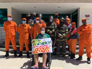 Bombeiro vence a Covid-19 e é recebido por colegas de trabalho na saída de hospital