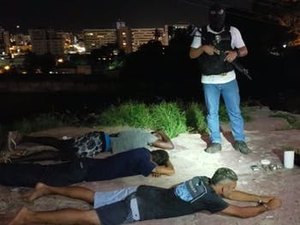 Polícia realiza operação em grota no Jacintinho e suspeito quebra a perna durante fuga