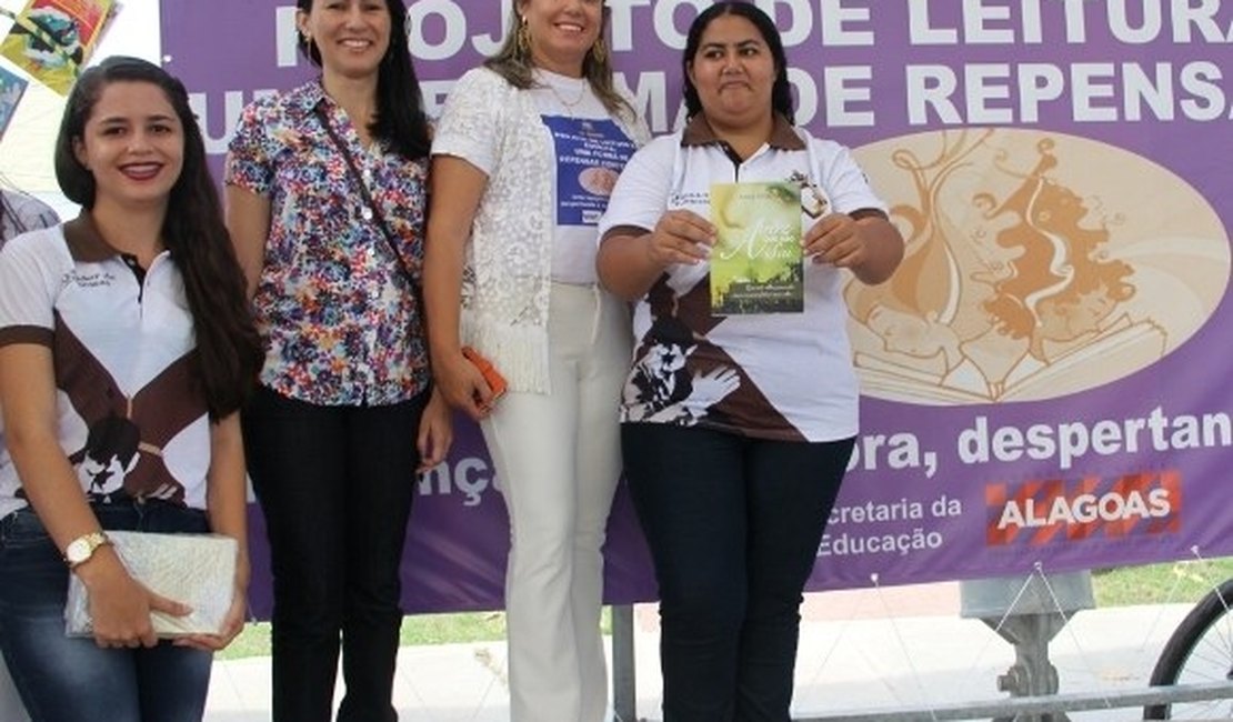 Aluna de escola estadual lança livro em Arapiraca
