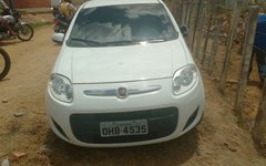 Veículo Fiat Palio branco furtado pelos assaltantes em Arapiraca