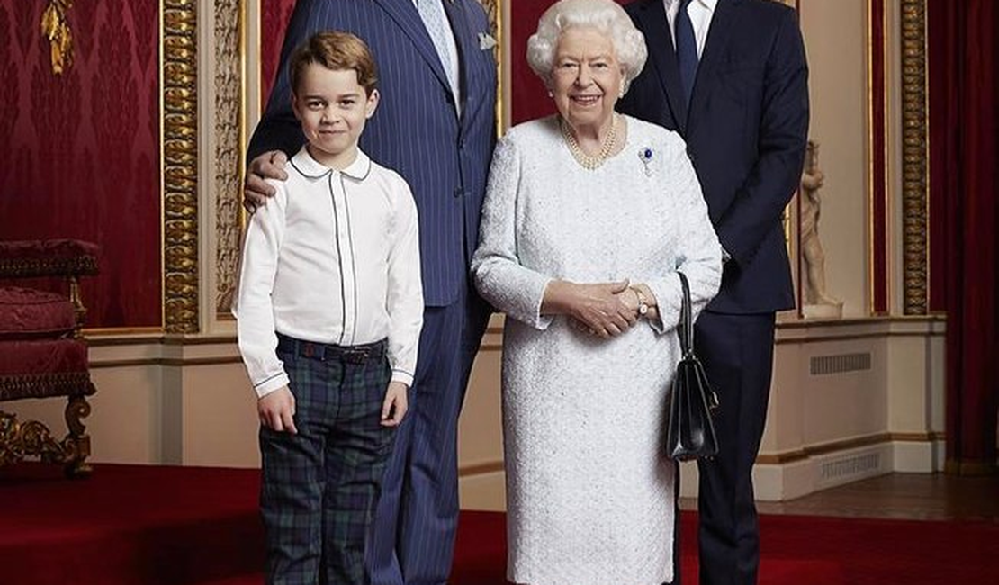 Rainha Elizabeth II posa com herdeiros para celebrar o Ano Novo