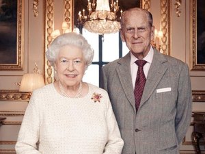 Carro do marido da Rainha Elizabeth II capota na Inglaterra