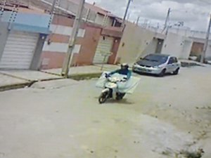 Câmeras flagram homem em moto com objetos furtados de residência no Nilo Coelho