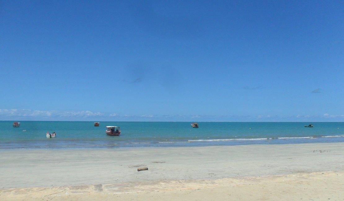 Maragogi e Japaratinga cobram taxa de acesso a praias a ônibus excursionistas