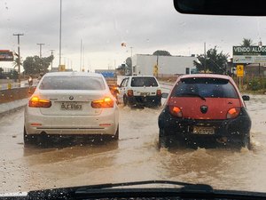 [Vídeo] Ruas ficam alagadas e intransitáveis após temporal em Arapiraca