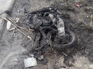 Veículos pegam fogo após colisão frontal e dois ficam feridos 