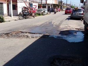 Buraco atrapalha trânsito na Ponta Grossa